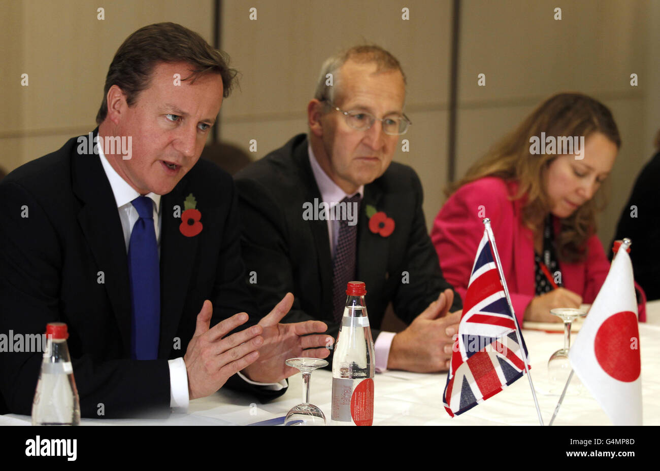 Il primo ministro David Cameron e il primo ministro giapponese Yoshihiko Noda (non nella foto) hanno visto durante il loro incontro bilaterale prima dell'inizio del vertice del G20 delle principali economie mondiali a Cannes, in Francia. Foto Stock