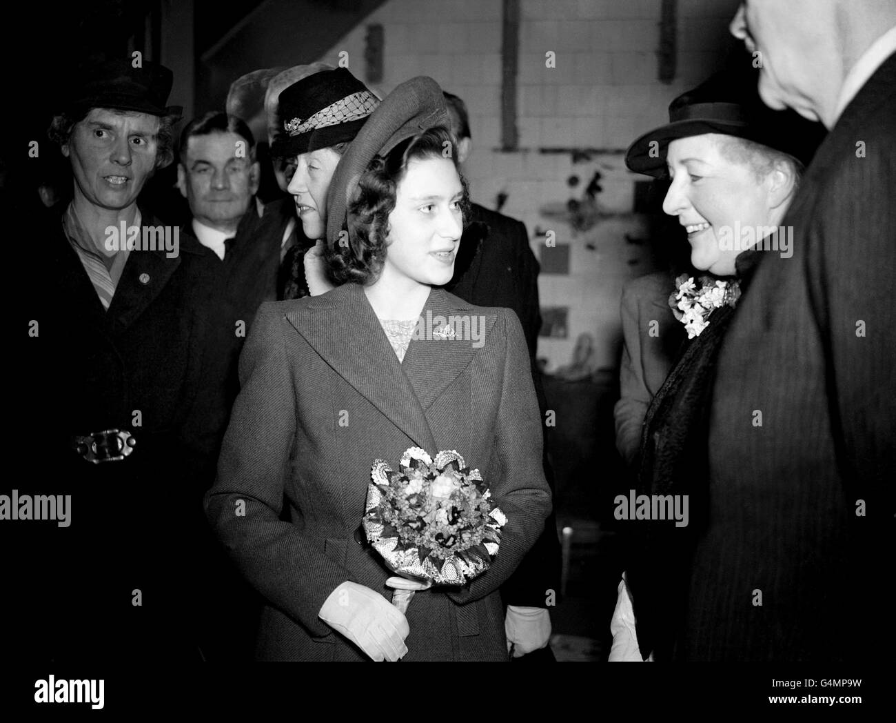 La principessa Margaret ha compiuto il suo primo impegno pubblico quando ha visitato i club junior all'Hopscotch Inn, St. Pancras e University House, Bethnal Green, Londra. Foto Stock