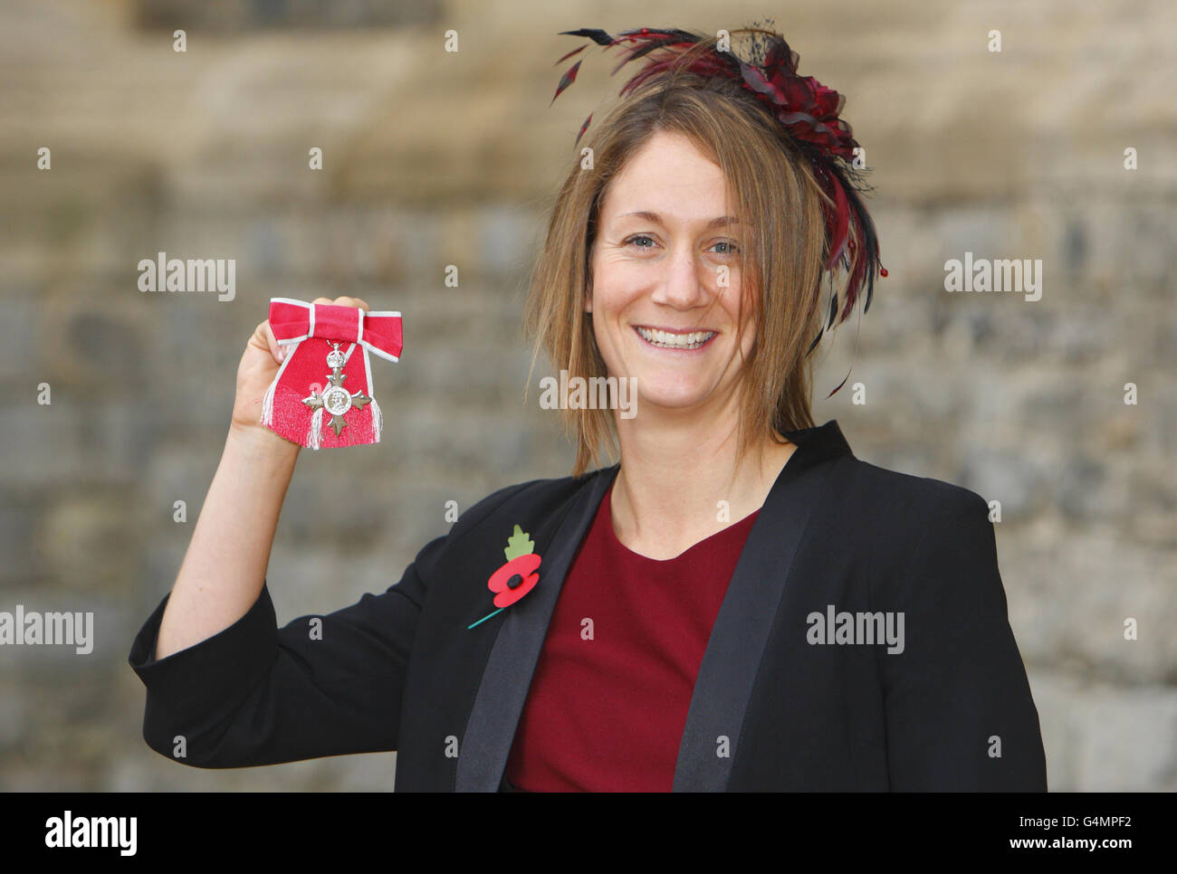 Il team GBR ha ricevuto la medaglia Michaela Breeze con il membro dell'Impero britannico (MBE) dopo aver ricevuto la medaglia durante una cerimonia di investitura dalla Principessa reale al Castello di Windsor. Foto Stock
