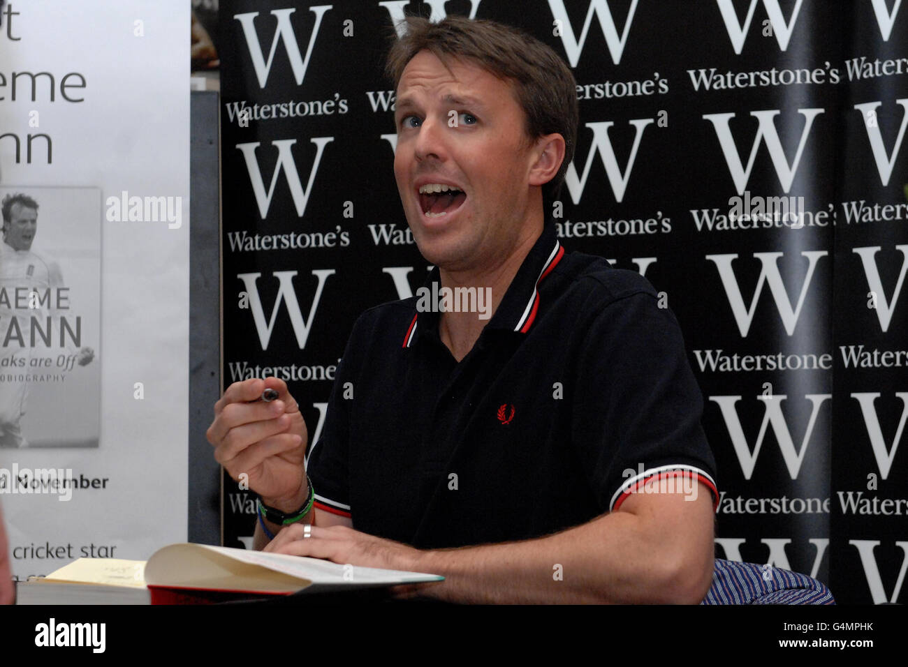 Cricket - Graeme Swann Book Signing - Waterstones Nottingham. Inghilterra Cricketer Graeme Swann firma copie del suo nuovo libro The Breaks are Off at Waterstones, Nottingham. Foto Stock