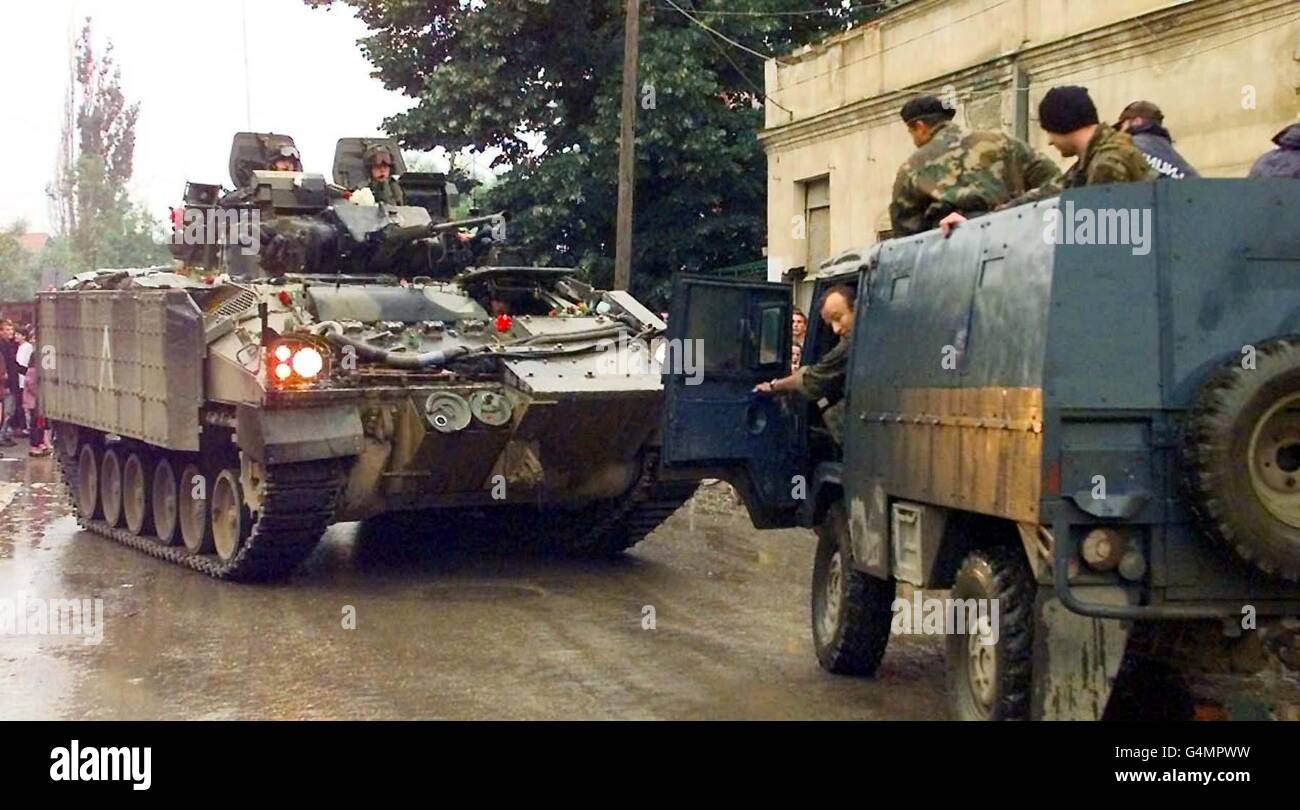 Un carro armato guerriero della quarta brigata d'armatura affronta un veicolo militare serbo nel centro di Podujevo, in Kosovo. Foto Stock