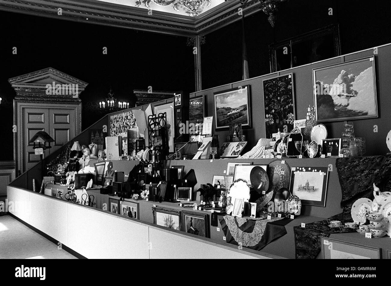 Alcuni dei regali di nozze al Principe e alla Principessa di Galles nella Sala del Trono al St. James' Palace di Londra, il giorno prima che vengano esposti al pubblico. Foto Stock