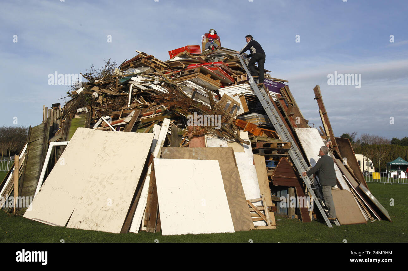 I preparativi sono fatti al Southport Hesketh Round Table Bonfire a Victoria Park, Southport, Merseyside. Foto Stock