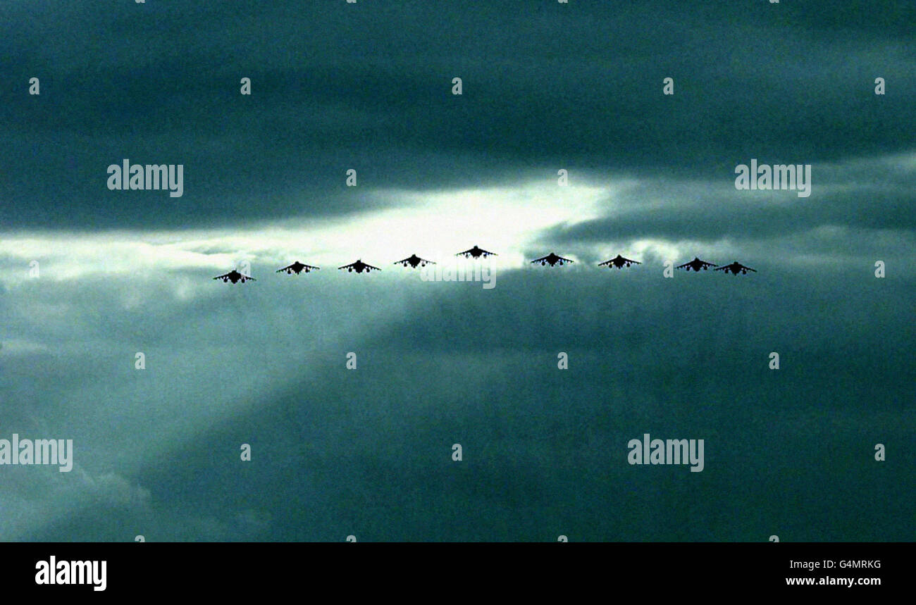 Harrier GR.7 's dal più antico squadrone della RAF, squadrone n.1, ritorna dai doveri in Jugoslavia a RAF Wittering. Foto Stock