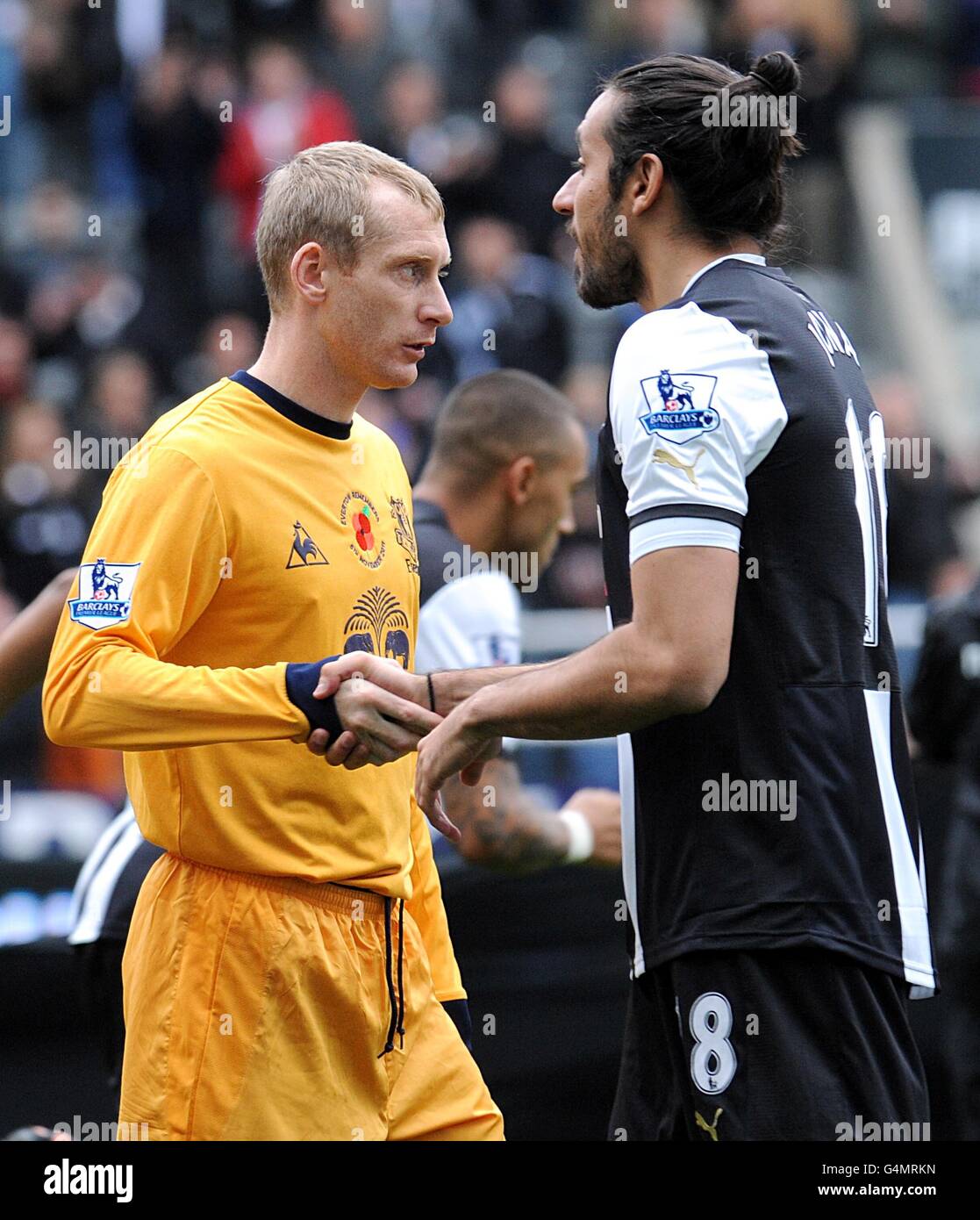 Tony Hibbert di Everton (a sinistra) scuote le mani con Jonas di Newcastle United Gutierrez prima del calcio d'inizio Foto Stock