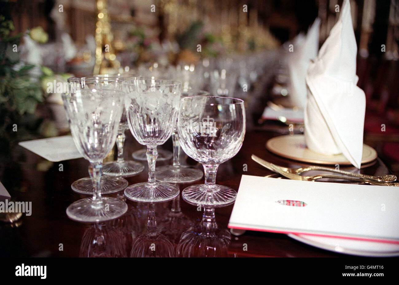 Bicchieri con le insegne reali sul tavolo da banchetto nella Sala di San Giorgio al Castello di Windsor, per il banchetto di Stato ospitato dalla Regina e Duca di Edimburgo, in onore del presidente ungherese Arpad Goencz. Foto Stock