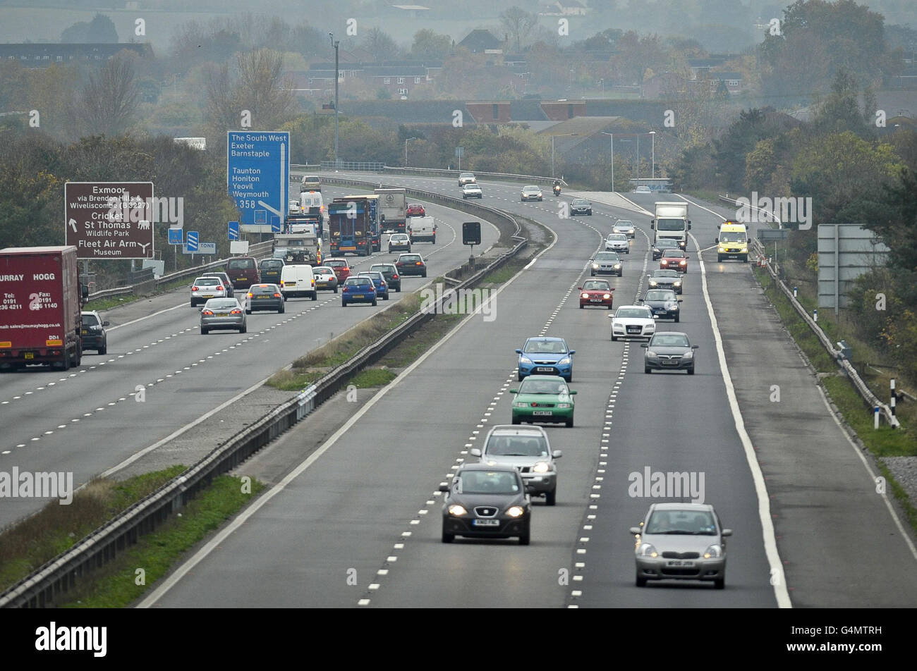 Una visione generale del tratto nord dell'autostrada M5 (a destra) a Somerset, dove si è verificato un cumulo di 34 veicoli che ha causato sette vite e 51 feriti. Foto Stock