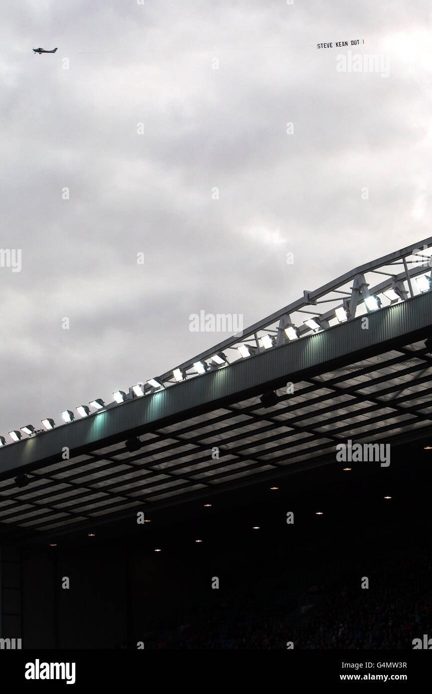 Un aereo sorvola l'Ewood Park Stadium di Blackburn Rovers, traendo un messaggio in merito al loro manager Steve Kean Foto Stock