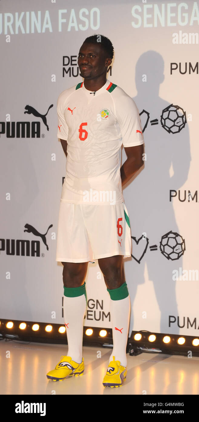 Khader Mangane del Senegal durante la presentazione della PUMA African Football Kit al Design Museum di Londra. PREMERE ASSOCIAZIONE foto. Data immagine: Lunedì 7 novembre 2011. Il credito fotografico dovrebbe essere: Dominic Lipinski/PA Wire. Foto Stock