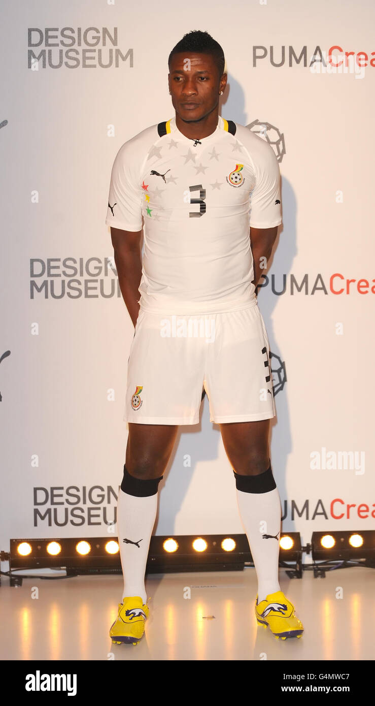 Asamoah Gyan del Ghana durante la presentazione della divisa di calcio africana PUMA al Design Museum di Londra. Foto Stock