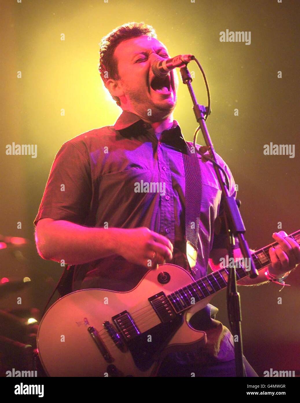 Cantante dei Manic Street Preachers, James Dean Bradfield, in full voice sul palco durante la loro esibizione al Glastonbury Festival del 1999. Foto Stock