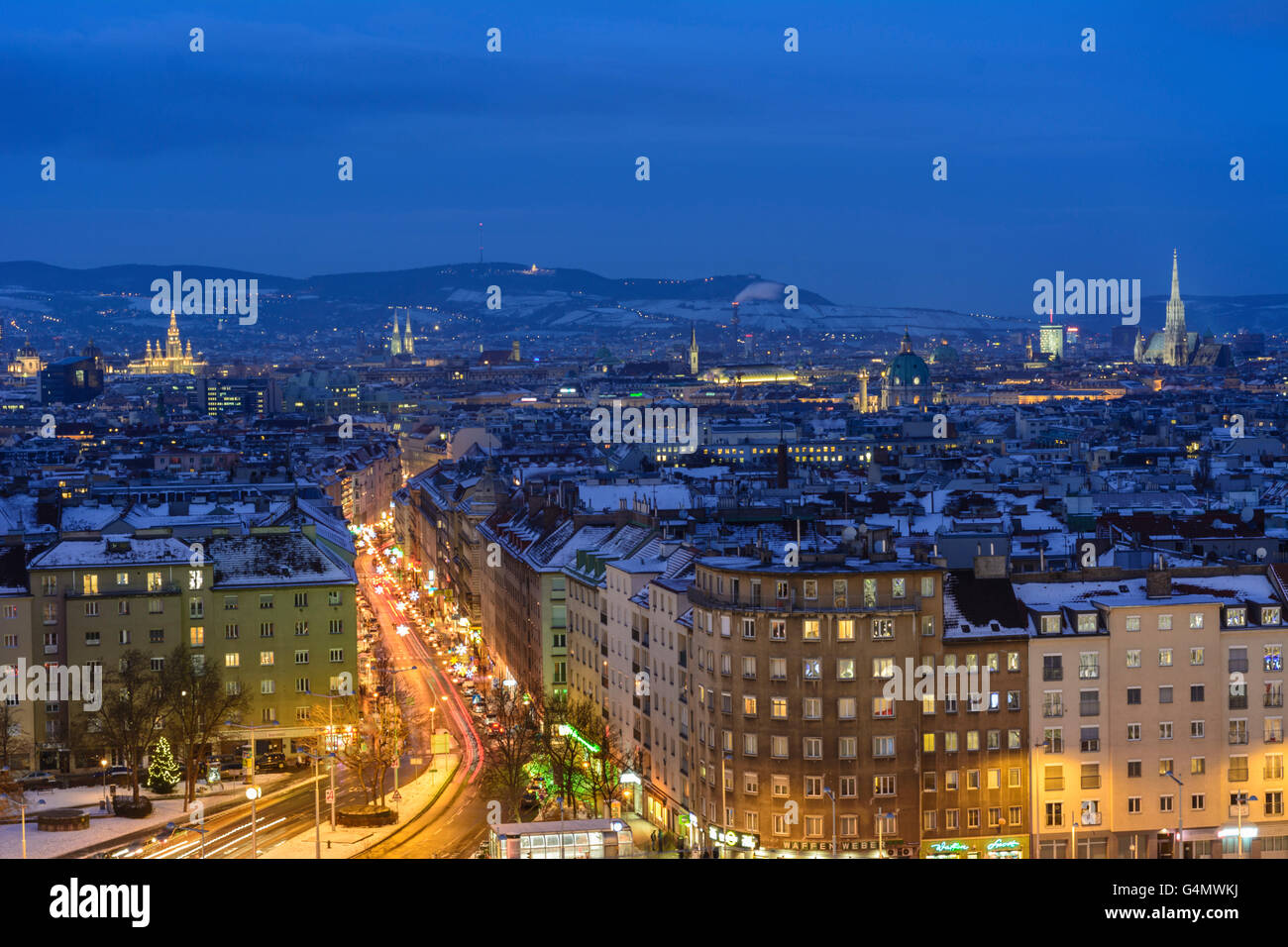 Vista da Südtirolerplatz per il centro città ( Municipio , la cattedrale di Santo Stefano ) e Kahlenberg, Austria, Wien, 11., Wien, Vienn Foto Stock