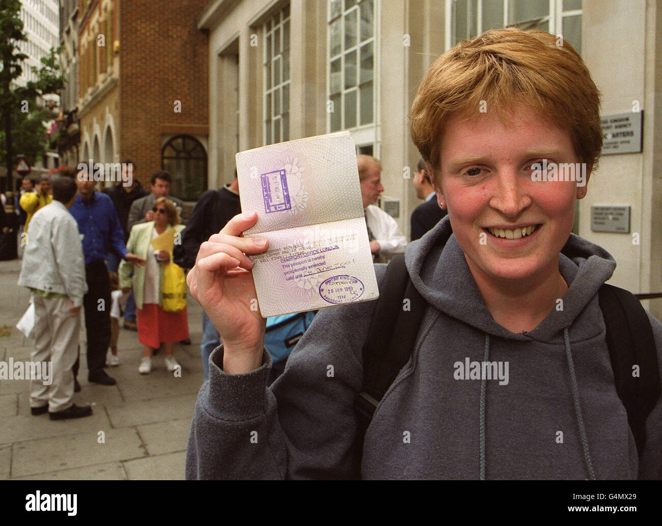 Anna Marshall, 22 anni, fuori dall'ufficio passaporti di Petty France di Londra, che si è accodato per meno di un'ora per ricevere un'estensione gratuita di due anni sul passaporto. Il personale ha dato le estensioni per cercare di facilitare il backlog delle applicazioni. * il timbro di estensione recita: "UFFICIO PASSAPORTI, LONDRA il presente passaporto è prorogato in modo eccezionale fino al 28 giugno 2001". Foto Stock