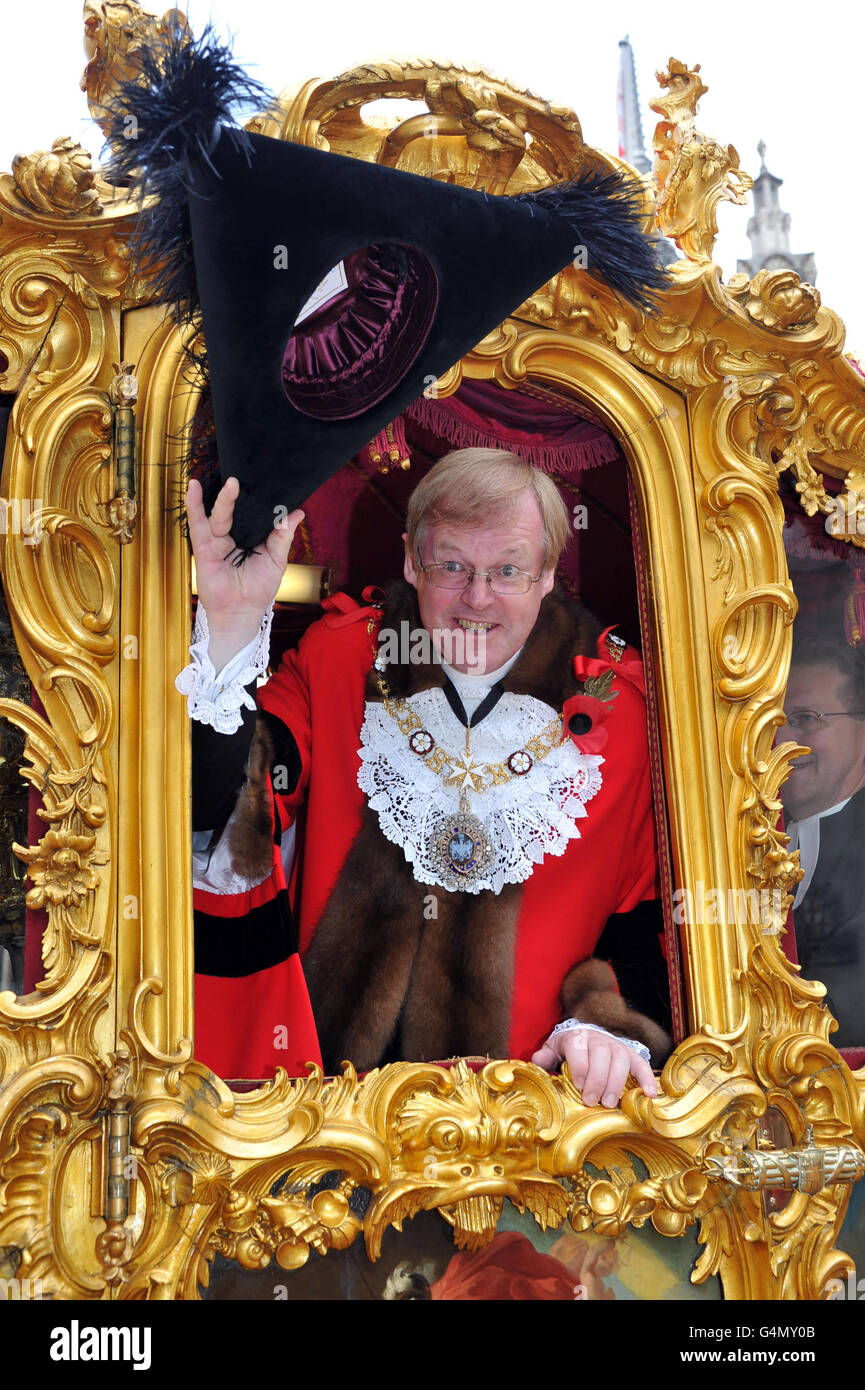 Il nuovo Lord Mayor di Londra, Alderman David Wootton, salta alla folla all'inizio del Lord Mayor's Show presso la Mansion House nel centro di Londra. Foto Stock