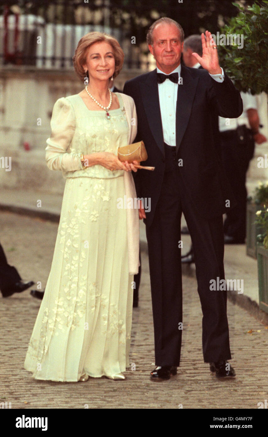 La regina Sofia e il re Juan Carlos di Spagna arrivano per una palla di gala tenuta a Londra prima del matrimonio il venerdì di Carlos Morales Quintana e la principessa Alexia, figlia del re Costantino, l'ex re di Grecia . Foto Stock
