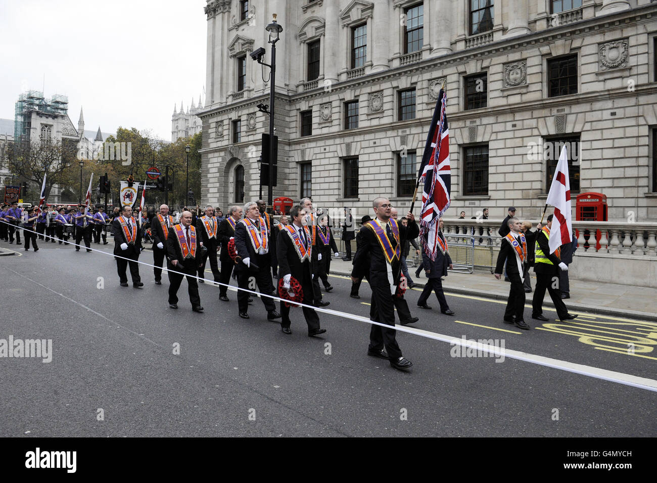 I membri dell'Ordine Arancio protestante commemorano il fine settimana della memoria con una sfilata attraverso Westminster. PREMERE ASSOCIAZIONE foto. Data immagine: Sabato 12 novembre 2011. L'ordine dei membri discese su Downing Street per esprimere la loro opposizione a revocare il divieto a chiunque sia in linea con il trono di sposare un cattolico. Gli Orangemen consegnavano una lettera al numero 10 in cui si chiedeva che le modifiche apportate all'atto rimandassero in discussione il futuro ruolo del monarca britannico come governatore supremo della Chiesa d'Inghilterra. Guarda la storia della PA MEMORIAL Remembrance Orange. Il credito fotografico deve essere: Foto Stock