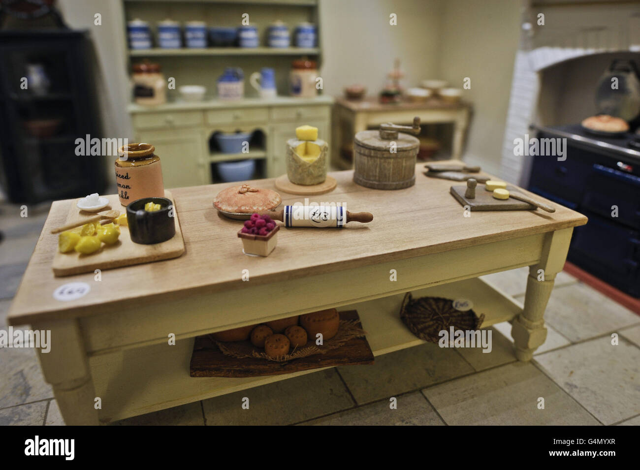Un tavolo da cucina con un piccolo fusto di lamponi realizzato da Charlotte Willmott. Ogni lampone, non molto più grande del pennino di una penna, è fatto a mano e dipinto singolarmente in una variazione di colori utilizzati per creare un aspetto realistico. PREMERE ASSOCIAZIONE foto. Data immagine: Giovedì 29 settembre 2011. Il negozio Karon Cunningham Miniatures di Bath, Regno Unito, offre una vasta e variegata collezione di mobili in miniatura, accessori e figurine realizzati da alcuni dei più importanti produttori di miniature del mondo. Il credito fotografico dovrebbe essere: Ben Birchall/PA Wire Foto Stock