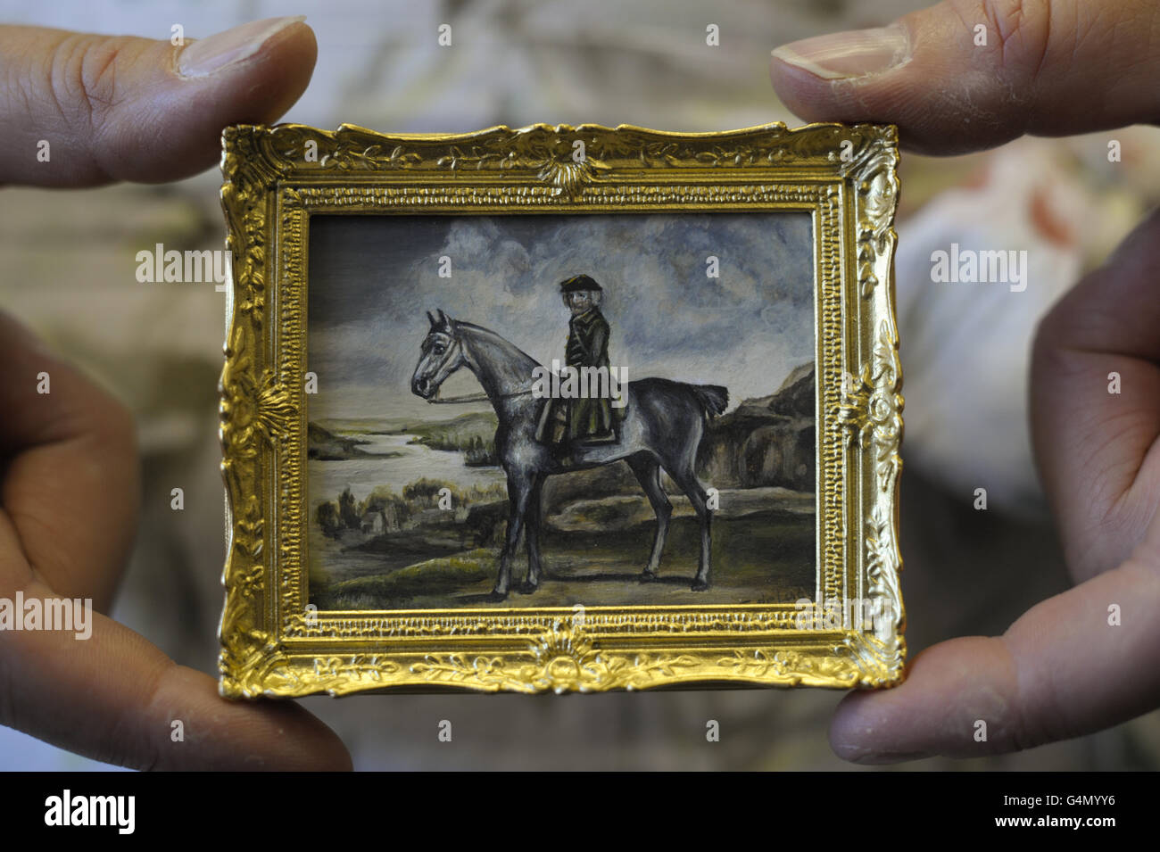 Una versione in miniatura di un dipinto di George Stubbs, realizzato da Ellie de Lacy, che utilizza gouche o acquerelli per ricreare i suoi dipinti in miniatura, che forniscono un complemento ideale e realistico alle case delle bambole in stile georgiano e vittoriano. PREMERE ASSOCIAZIONE foto. Data immagine: Giovedì 29 settembre 2011. Il negozio Karon Cunningham Miniatures di Bath, Regno Unito, offre una vasta e variegata collezione di mobili in miniatura, accessori e figurine realizzati da alcuni dei più importanti produttori di miniature del mondo. Il credito fotografico dovrebbe essere: Ben Birchall/PA Wire Foto Stock