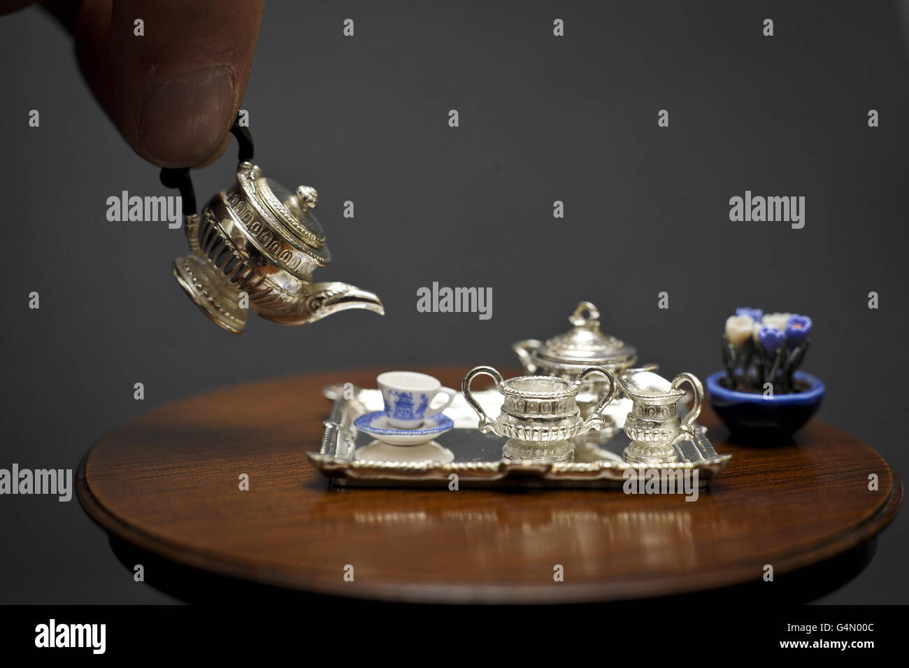 News - miniatura "Paul Storr' Set per il tè - Karon Cunningham Miniatures Shop, vasca da bagno Foto Stock