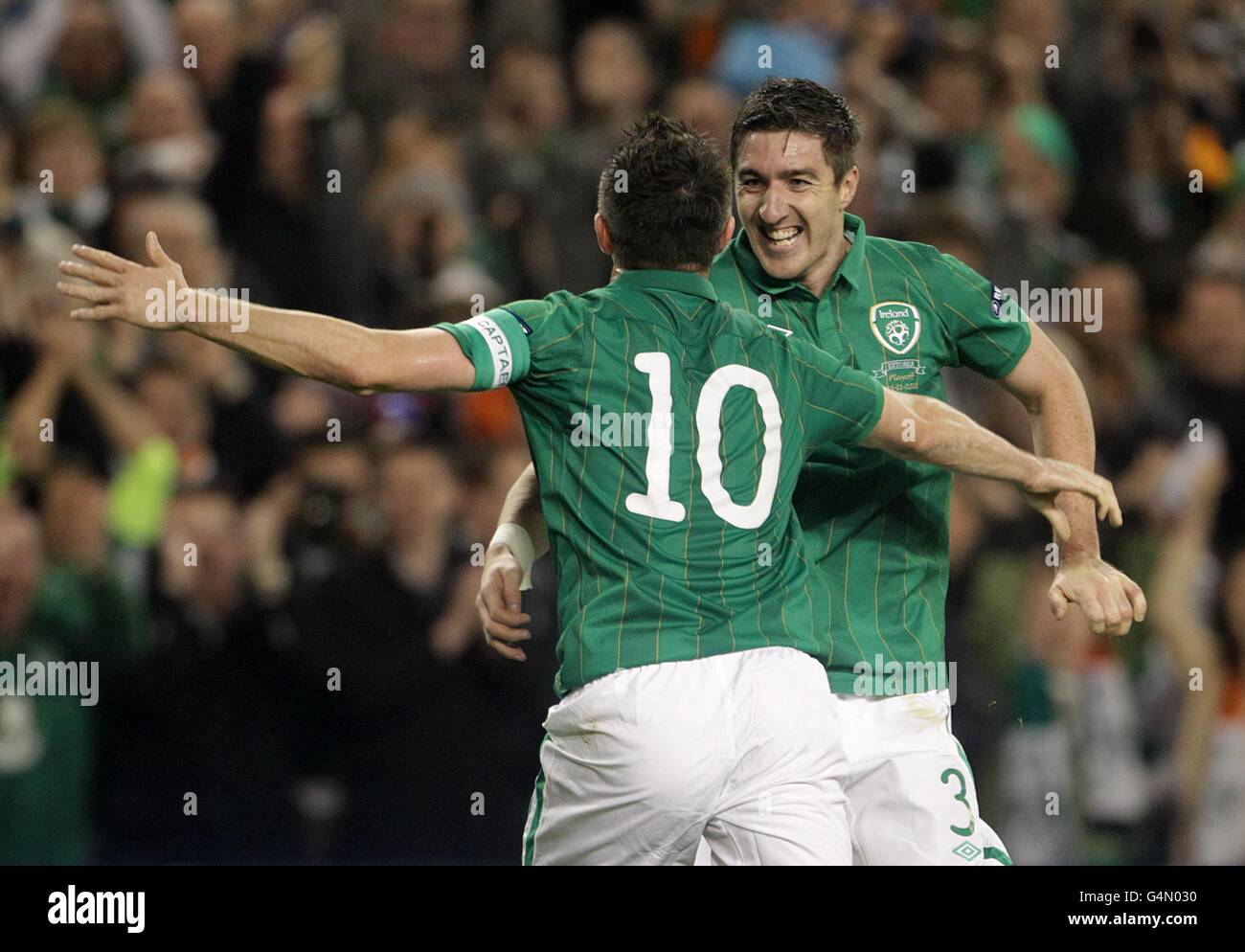 Calcio - UEFA Euro 2012 - Gioca-Off - seconda tappa - Irlanda / Estonia - Aviva Stadium. Stephen Ward in Irlanda celebra il traguardo di apertura del gioco con Robbie Keane (n.10) Foto Stock