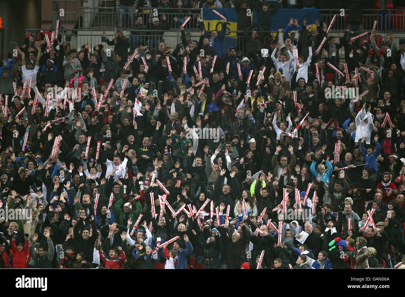 Calcio - International friendly - Inghilterra / Svezia - Wembley Stadium. I tifosi inglesi si acclamano al loro fianco negli stand Foto Stock