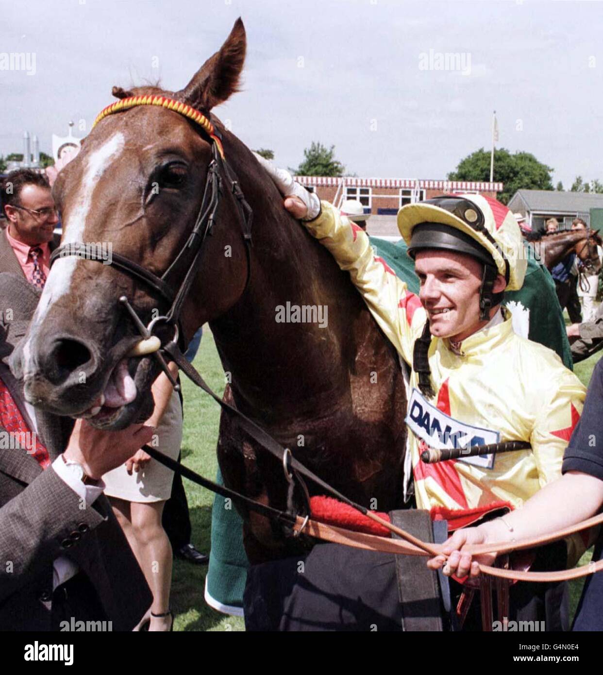 Jockey John Stack con il suo cavallo Don Puccini nel contenitore dei vincitori dopo aver vinto il Weatherbys Super Sprint a Newbury. Foto Stock