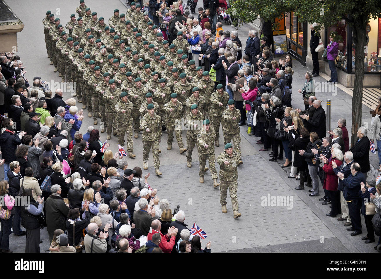 Membri della linea pubblica High Street a Exeter per celebrare il ritorno di più di 650 militari e donne da un tour di sei mesi su Op HERRICK 14 in Afghanistan. Foto Stock
