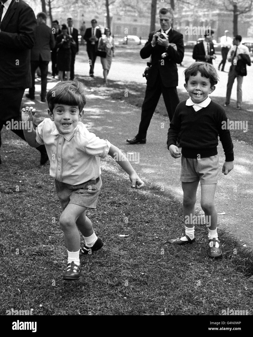 Figlio del defunto presidente americano John F Kennedy, John Jr (L) con suo cugino Anthony (R) a Londra per l'inaugurazione del memoriale al defunto John Kennedy a Runnymede, vicino a windsor. Foto Stock