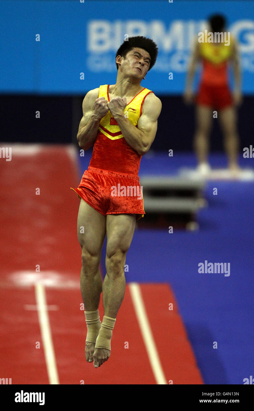 La canzone Yang della Cina durante le qualifiche di tumbling degli uomini Foto Stock