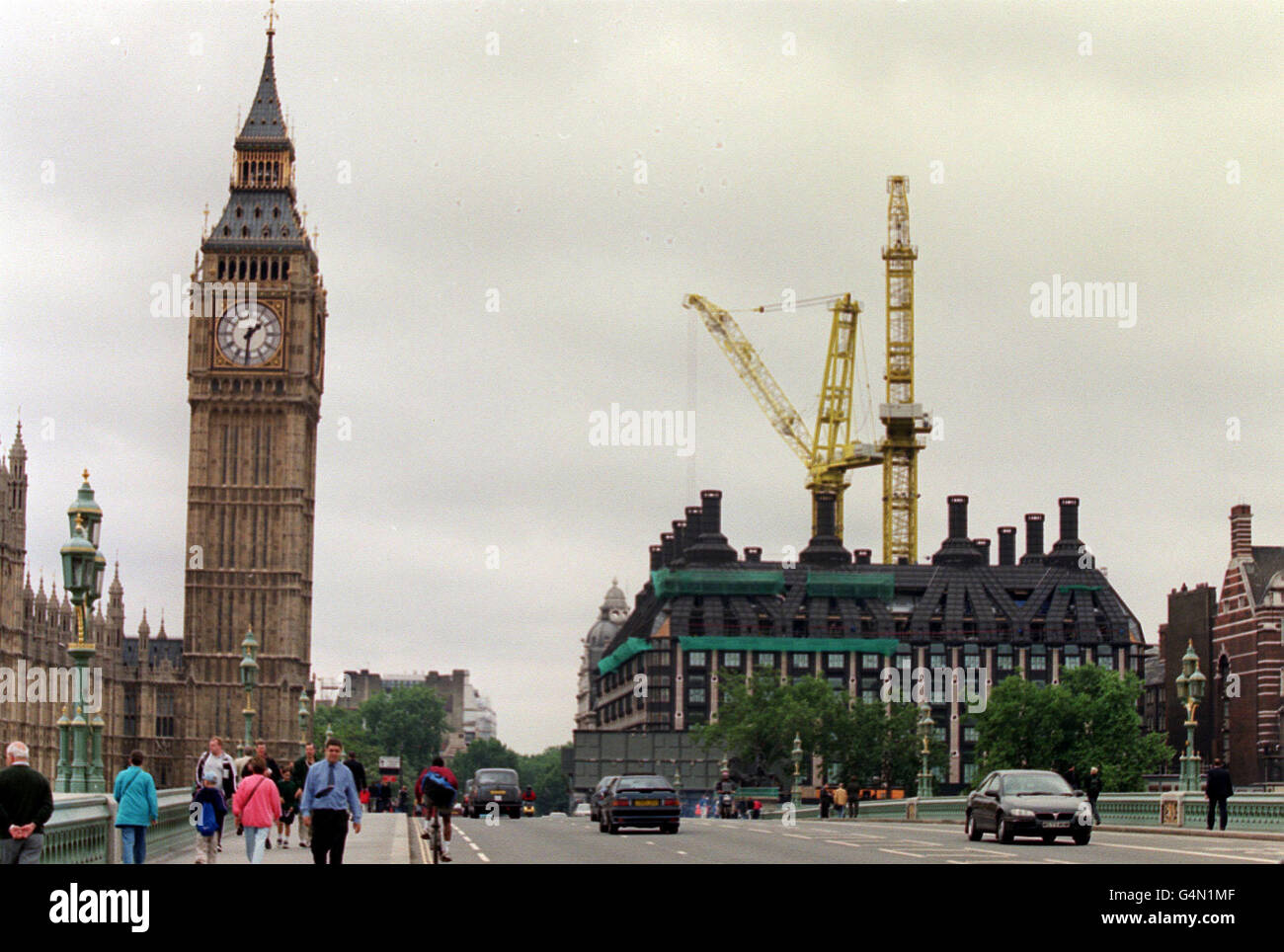 Vista su Portcullis House. Un blocco di uffici progettato dall'architetto Sir Michael Hopkins, accanto alle Camere del Parlamento, che sarà utilizzato da parlamentari che si trasferiscono entro gennaio 2001. L'edificio da 235 milioni di persone ha sollevato questioni in termini di costi e aspetto. Foto Stock