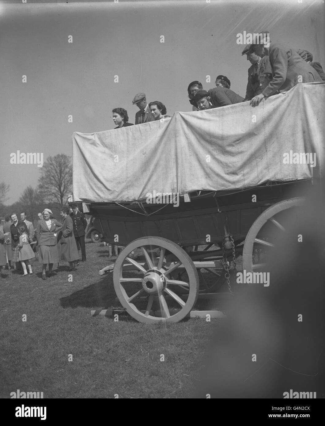 La regina Elisabetta II, la principessa Margaret e la principessa reale (Principessa Maria), ottengono una vista della tribuna - da un carrello convertito - del test di Endurance, di velocità e di Cross-Country il secondo giorno delle prove di cavalli olimpici a Badminton, Gloucestershire. Foto Stock