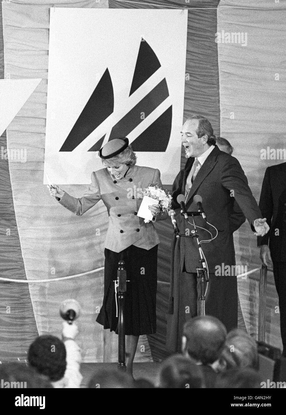 La Principessa del Galles che nomina Crusader, lo yacht per la sfida britannica per l'America's Cup Challenge 1987, al Cougar Marine Boatyard sul Hamble, Southampton. Con lei è il signor Graham Walker Foto Stock