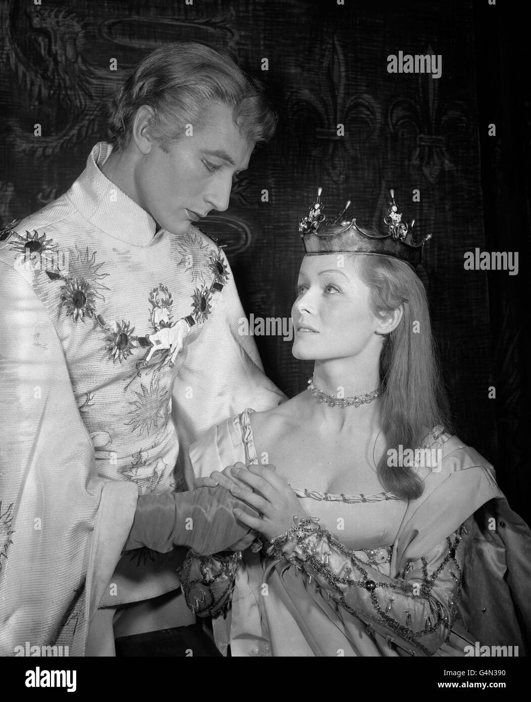 John Neville, in costume per il suo primo ruolo principale come re Richard II, con Virginia McKenna come regina, alla prova di vestito della produzione Old Vic di 'Richard II'. Foto Stock