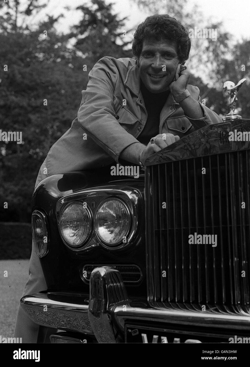 Il cantante gallese Tom Jones si è appoggiato sul suo secondo Rolls Royce, un Silvershadow convertibile nel 12,000 a casa sua a St. George's Hill a Weybridge, Surrey. La sua Other Rolls Royce è un fantasma d'argento del 14,500. * Tom è tornato dall'America dove ha infranto ogni immaginabile record di show business da New York nell'Est alle Hawaii nell'Ovest. Alla fine del suo tour negli Stati Uniti ha completato sei spettacoli nella sua nuova serie ' This is Tom Jones', una nuova serie girata a Elstree. Foto Stock