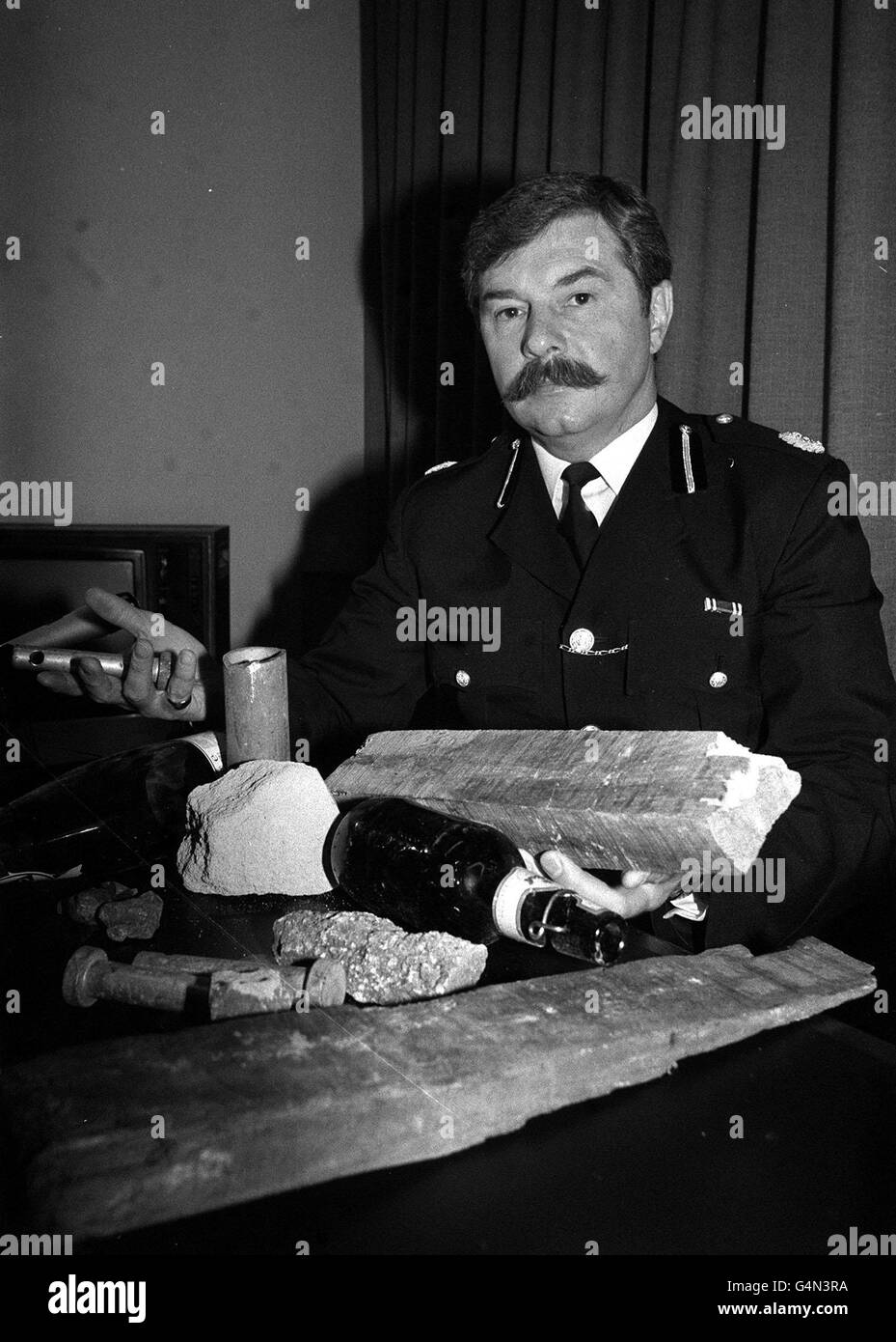 Il comandante della polizia Bernard Lockhurst con alcuni dei missili utilizzati durante le rivolte fiscali anti-sondaggio nel centro di Londra, in cui più di 40 persone sono state ferite e migliaia di sterline di danni causati. Foto Stock