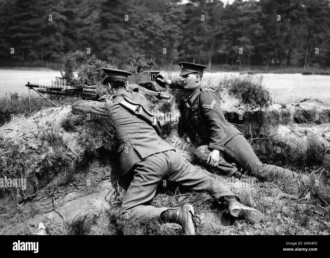 Cavalieri britannici del 1 ° Regiment di riserva che presedono una mitragliatrice Hotchkiss da un legno occupato da 'fanteria nemica' durante le manovre ad Aldershot, Hampshire. Foto Stock