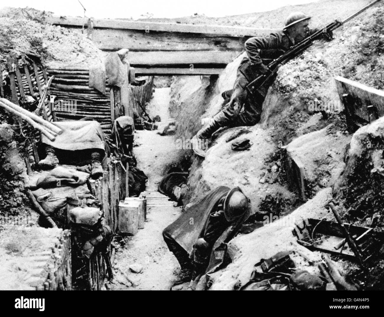 Un guardista britannico del Grenadier continua a guardare sulla "terra di No-Man" mentre i suoi compagni dormono in una trincea tedesca catturata a Ovillers, vicino Albert, durante la battaglia della Somme nel 1916. Foto Stock