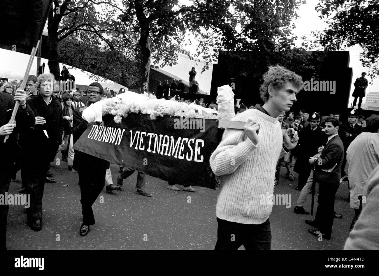Marchers sul Victoria Embankment dopo l'inizio della grande marcia di guerra anti Vietnam a Londra. Si stima che circa 20,000 marchers si siano staccati dall'Embankment. Foto Stock