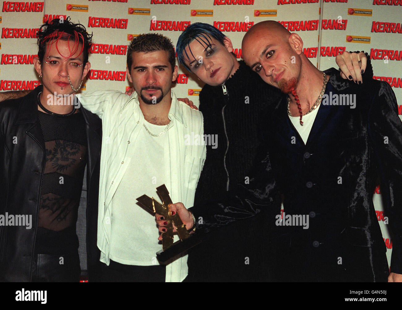 Membri della band System of a Down alla cerimonia di premiazione della musica Kerrang presso il Cumberland Hotel di Londra dove hanno vinto il premio Best International Live Act. Foto Stock