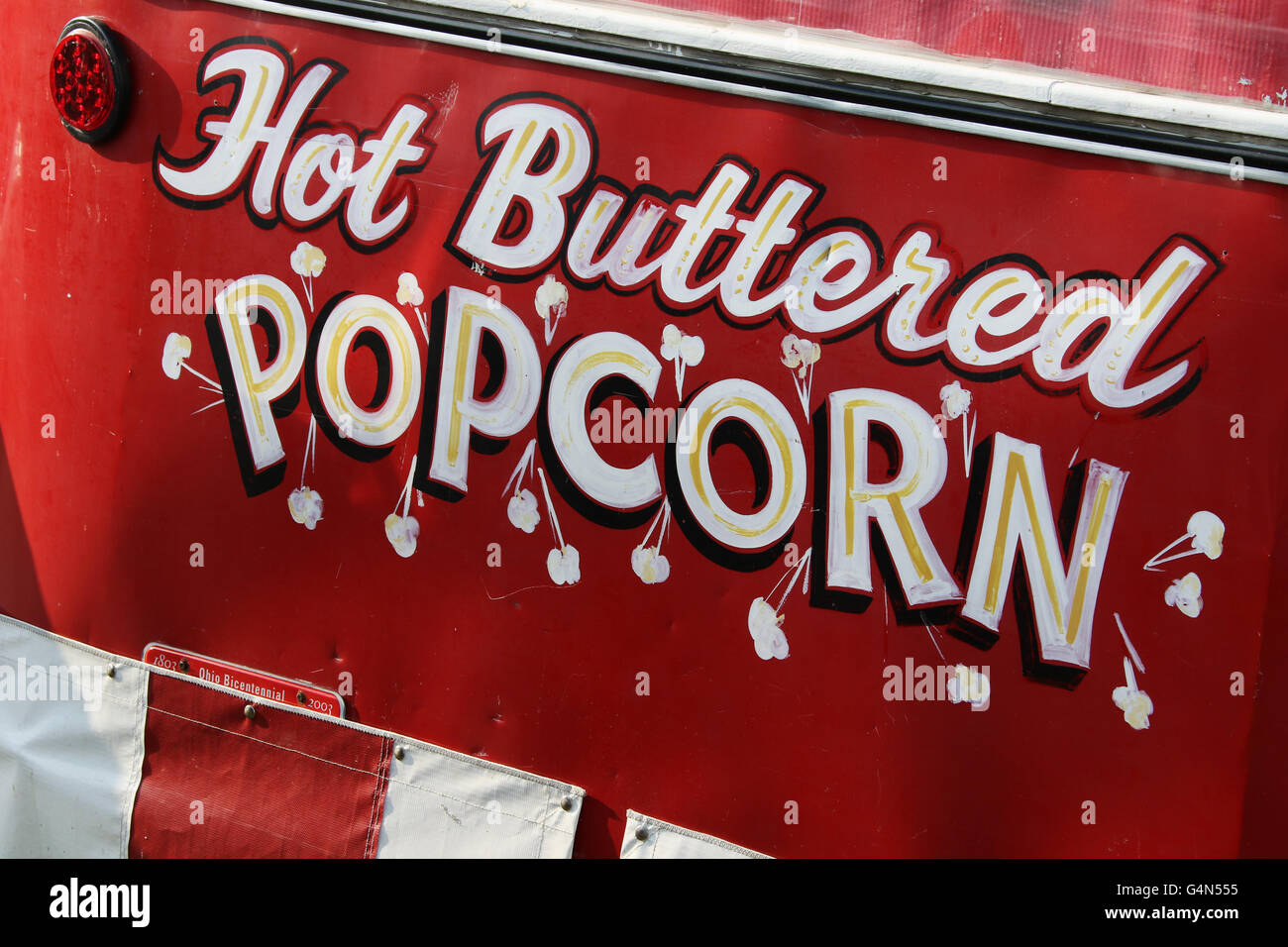 Vecchie Hot imburrata segno Popcorn sul cavalletto di concessione. Canfield fiera. Mahoning County Fair. Canfield, Youngstown, Ohio, Stati Uniti d'America. Punta di Foto Stock