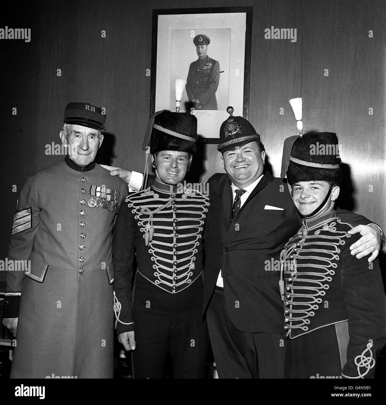 Goon' Harry Secombe (seconda a destra), presidente del ramo di Artistes della Royal Artillery Association, dopo una conferenza stampa presso la sede del Duca di York a Chelsea, Londra, per annunciare gli accordi per il raduno del 250° anniversario della Royal Artillery. Harry Secombe servito con l'artiglieria reale durante la seconda guerra mondiale. Il raduno includerà uno spettacolo di varietà a stelle. Foto Stock