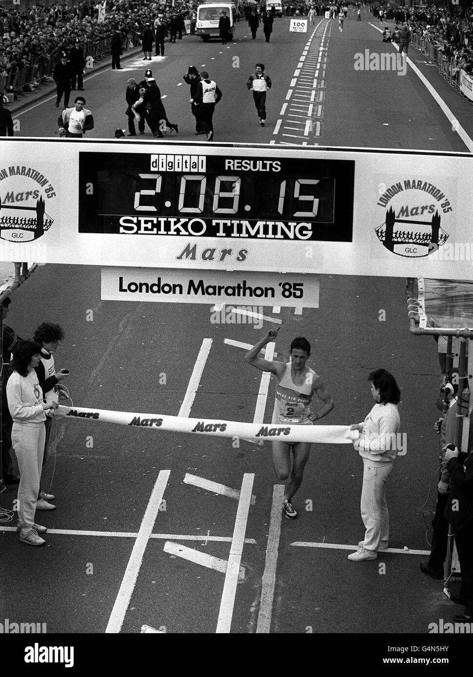 PA NEWS FOTO 21/4/85 WELSHMAN Steve Jones uno stride lontano da BREASTING IL NASTRO ALLA VITTORIA NELLA QUINTA MARATONA DI LONDRA AL TRAGUARDO sul Westminster Bridge, IN UNA NUOVA BRITISH E CORSO TEMPO RECORD DI DUE ORE, 8 minuti e 16 secondi. Foto Stock