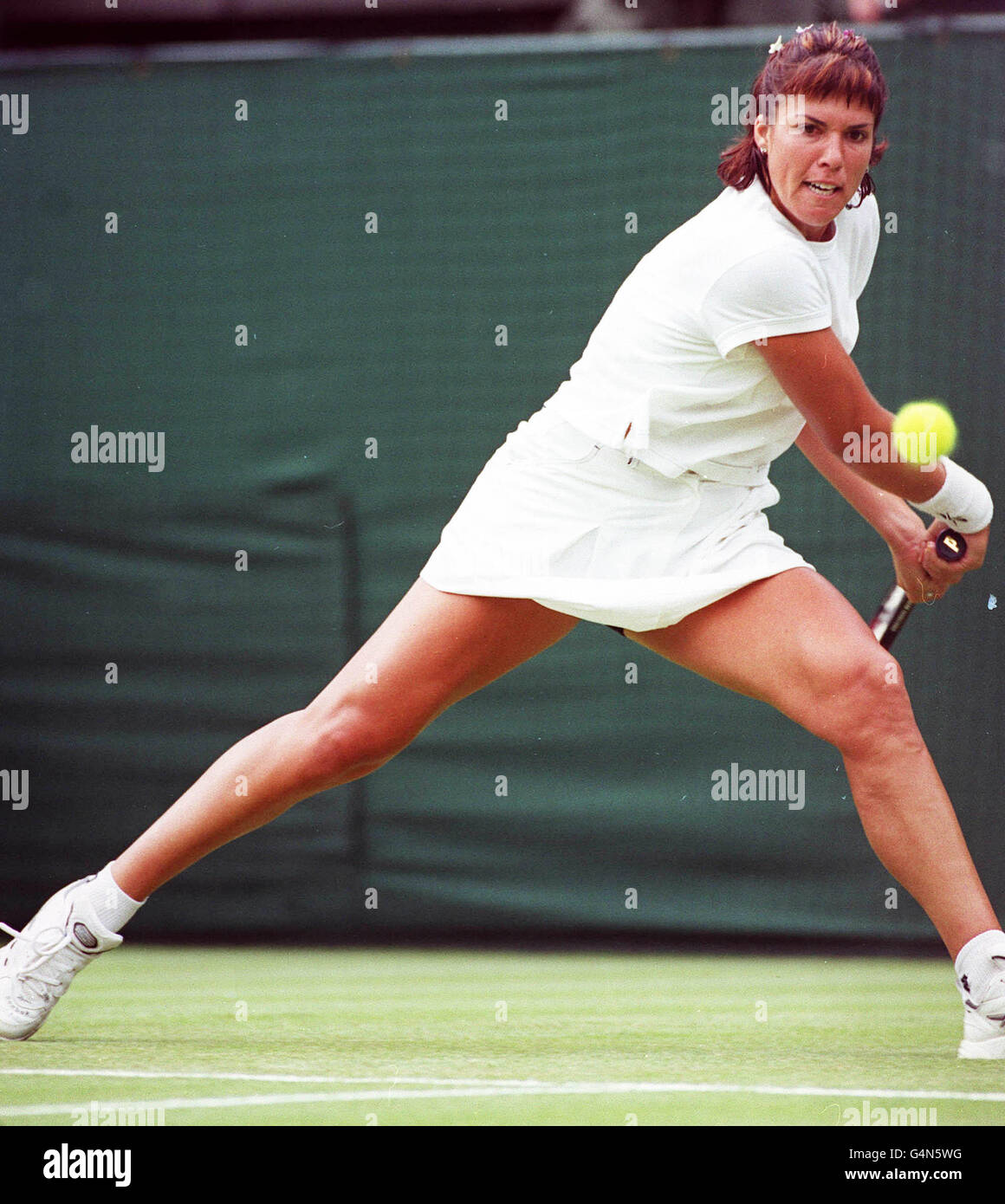 Nessun uso commerciale. L'americano Jenifer Capriati in azione contro l'tedesco Anke Huber a Wimbledon. Capriati sconfisse Huber 5-7, 6-3, 9-7 nel secondo giorno di gioco. Foto Stock