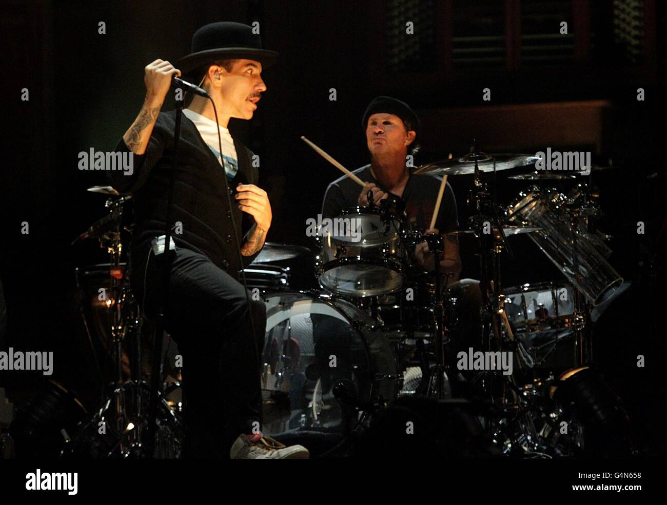 Anthony Kiedis (a sinistra) e il batterista Chad Smith of the Red Hot Chili Peppers esegue una soundcheck presso l'Ulster Hall in Belfast Foto Stock