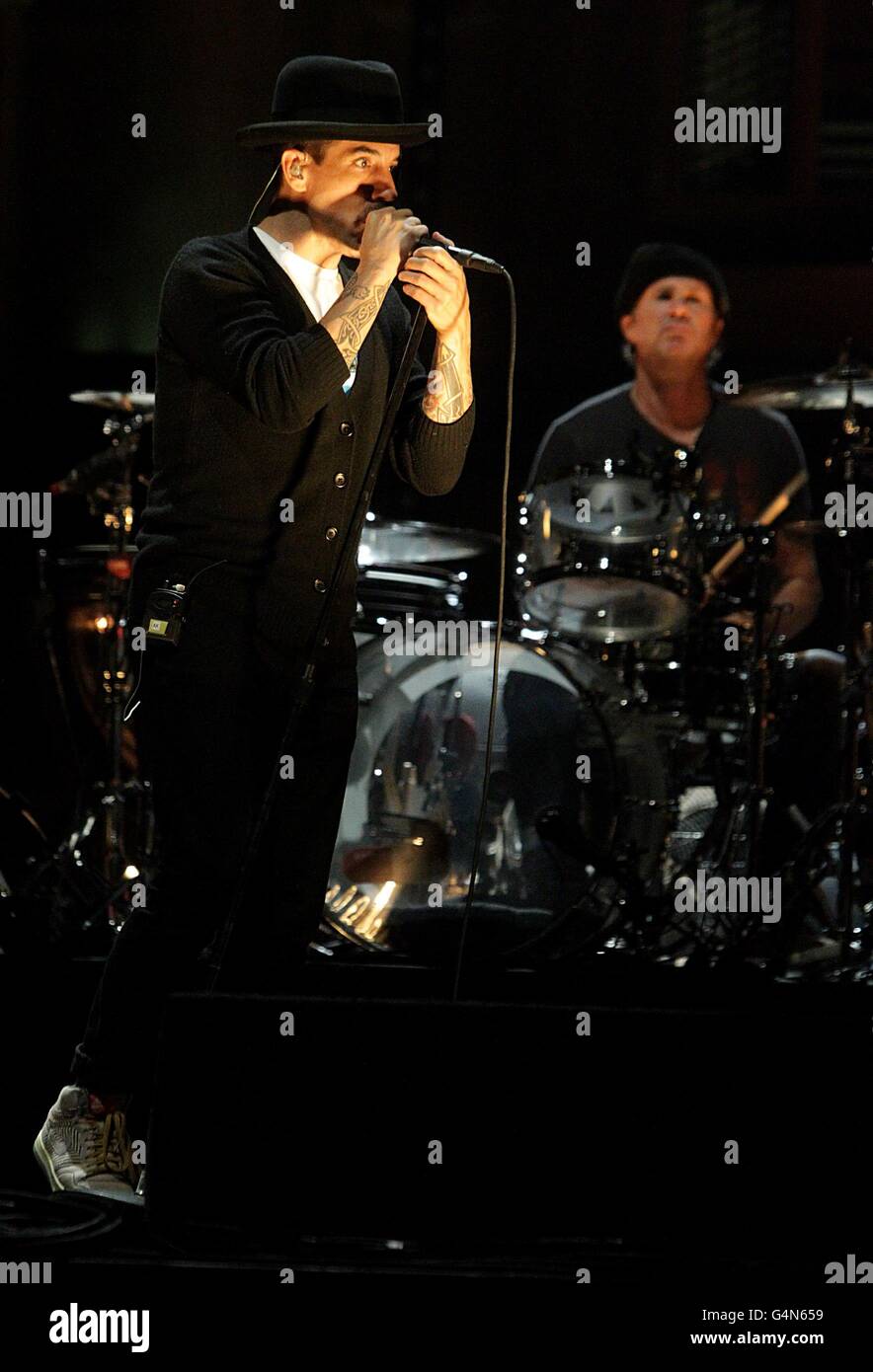 Anthony Kiedis (a sinistra) e il batterista Chad Smith of the Red Hot Chili Peppers esegue una soundcheck presso l'Ulster Hall in Belfast Foto Stock