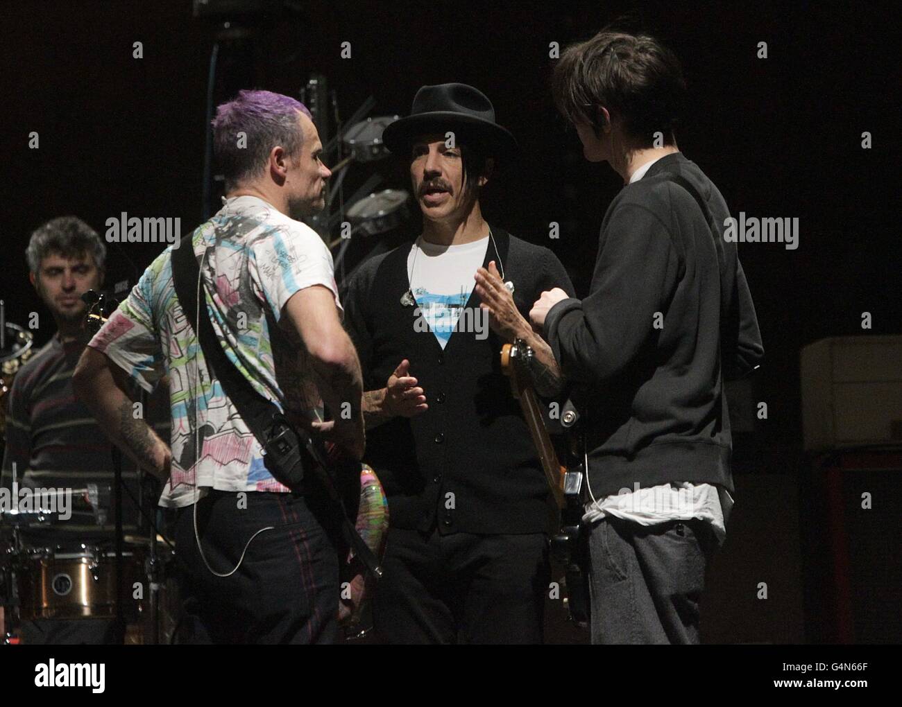 (Da sinistra a destra) Flea, Anthony Kiedis e Josh Klinghoffer dei Red Hot Chili Peppers durante un soundcheck all'Ulster Hall di Belfast Foto Stock