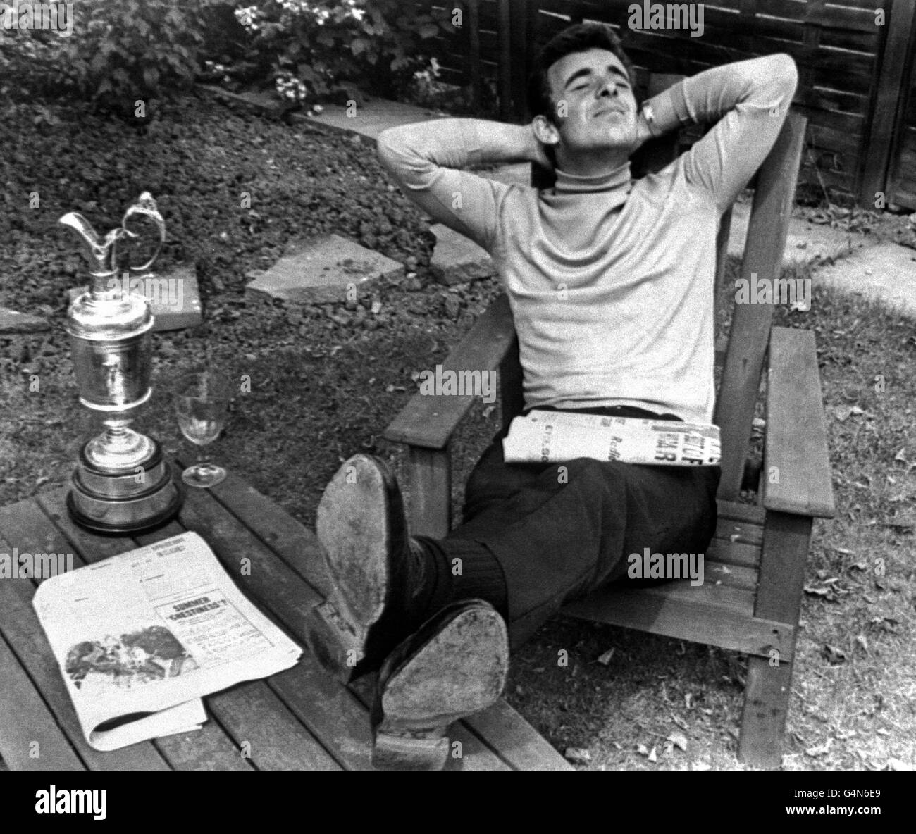 Il giorno dopo aver vinto il British Open Golf Championship al Royal Lytham e St. Anne's, Tony Jacklin si rilassa con il suo trofeo d'argento accanto a lui nel giardino posteriore di suo padre, un camionista che vive vicino a Scunthorpe, Lincolnshire. Foto Stock