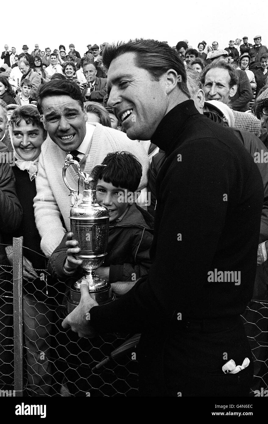 Il nuovo campione britannico di Open Golf Gary Player, 32, condivide generosamente il suo trionfo mentre porta il suo acorss trofeo alla folla e permette a Ewen Ramsay, un ragazzo locale di dieci anni, di gestire la coppa a Carnoustie, Angus, Scozia. Il vincitore sudafricano ha ripetuto la sua vittoria del 1959 con un punteggio complessivo di 289, finendo due colpi davanti ai secondi classificati Jack Nicklaus e Bob Charles. Foto Stock