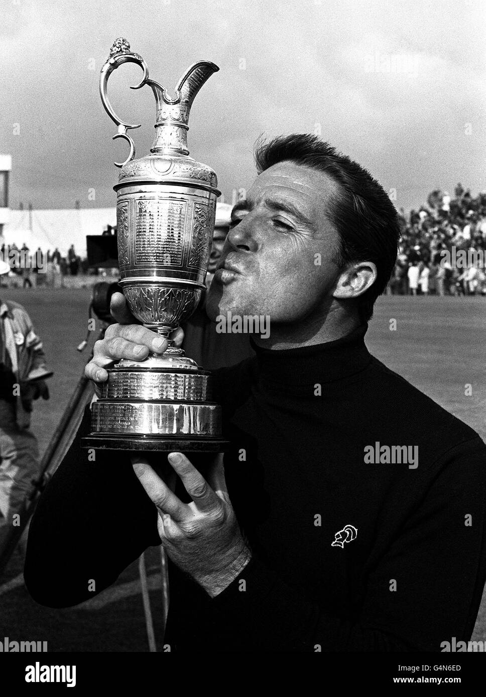 South African Gary Player, 32 anni, baci il trofeo dopo aver vinto il British Open Golf Championship a Carnoustie, Angus, ripetendo il suo trionfo nella competizione del 1959. Il suo punteggio finale complessivo in quattro turni è stato di 289, due colpi davanti ai secondi classificati Jack Nicklaus e Bob Charles. Foto Stock