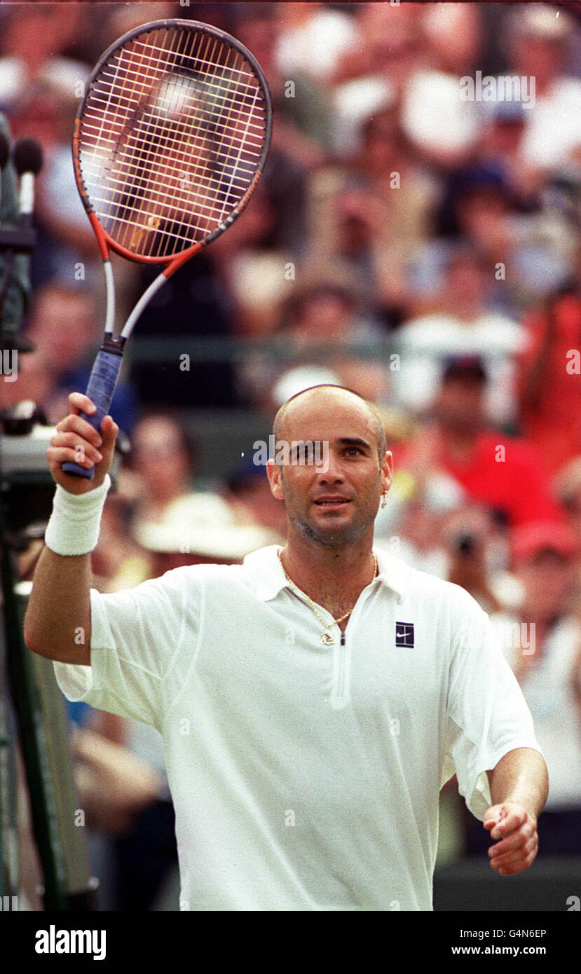Andre Agassi and Steffi Graf on a tennis court Photo Print (24 x 30